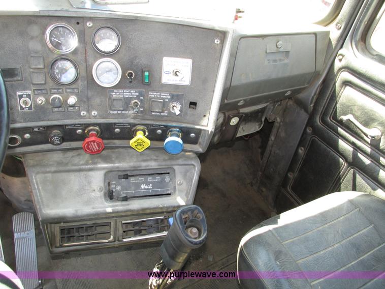 image for item H4627 1993 Mack RD690S semi truck