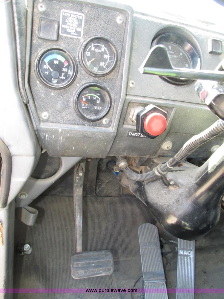 image for item H4627 1993 Mack RD690S semi truck