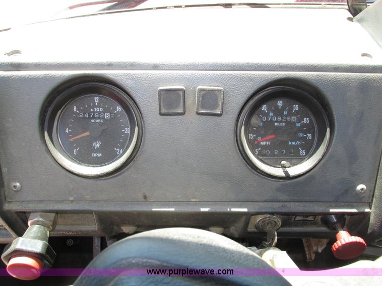 image for item H4627 1993 Mack RD690S semi truck