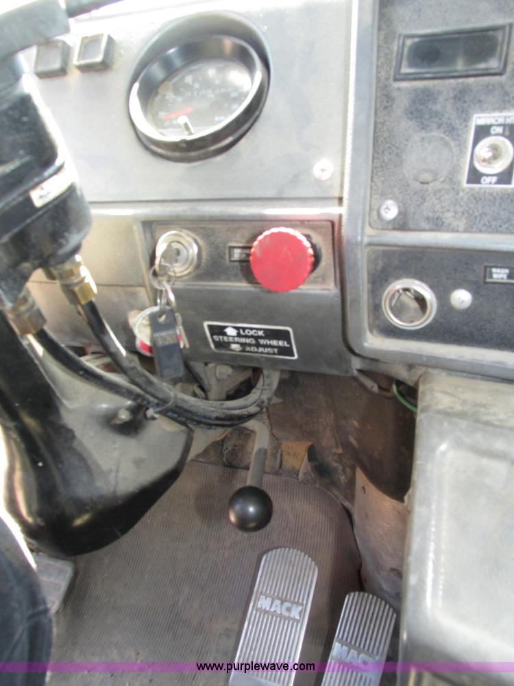 image for item H4627 1993 Mack RD690S semi truck