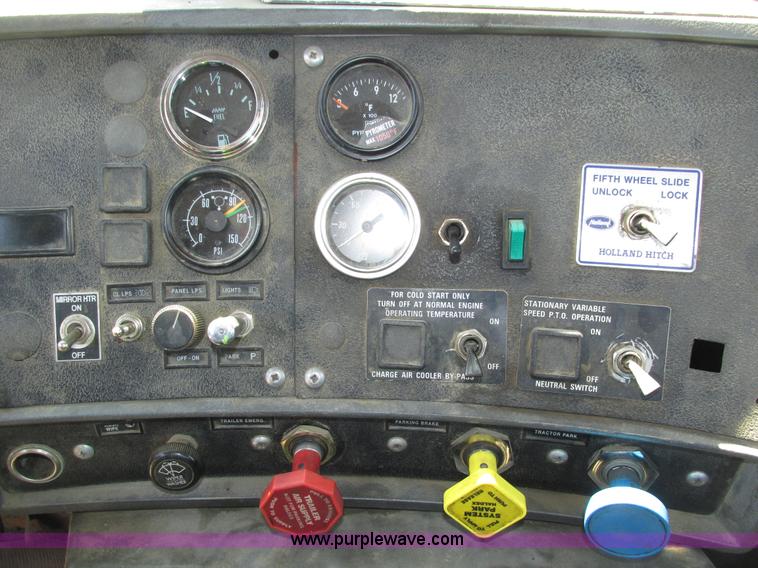 image for item H4627 1993 Mack RD690S semi truck