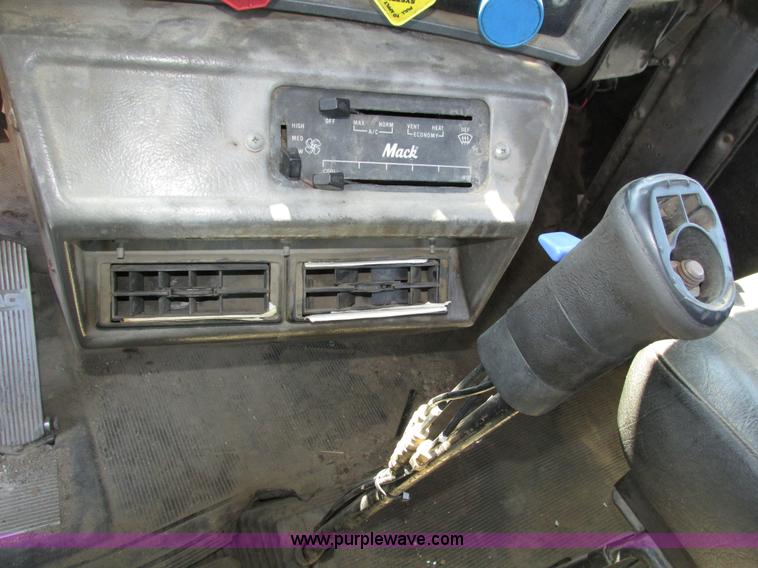 image for item H4627 1993 Mack RD690S semi truck