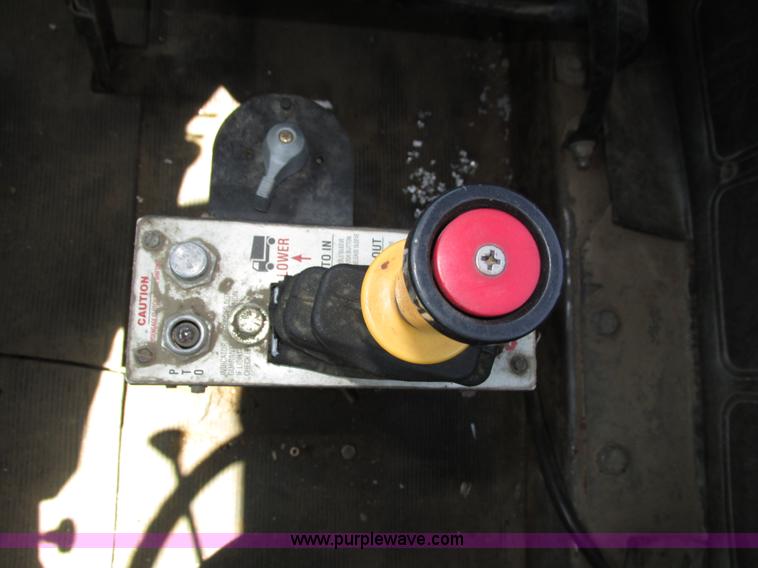 image for item H4627 1993 Mack RD690S semi truck