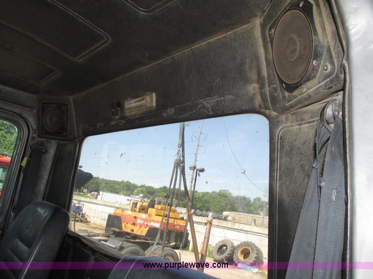 image for item H4627 1993 Mack RD690S semi truck