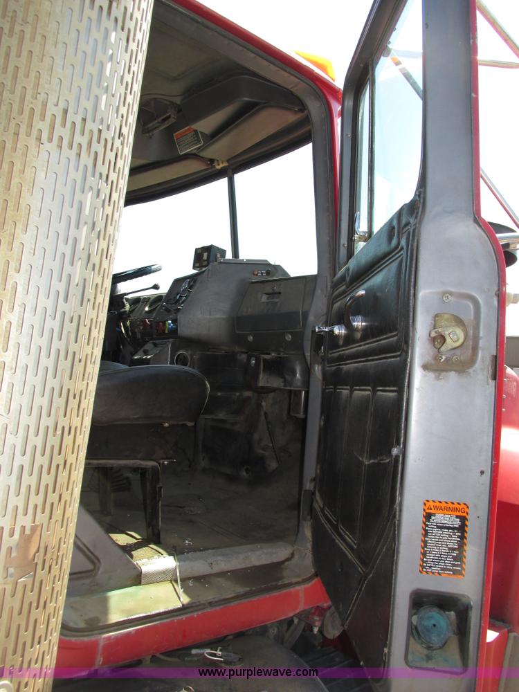 image for item H4627 1993 Mack RD690S semi truck