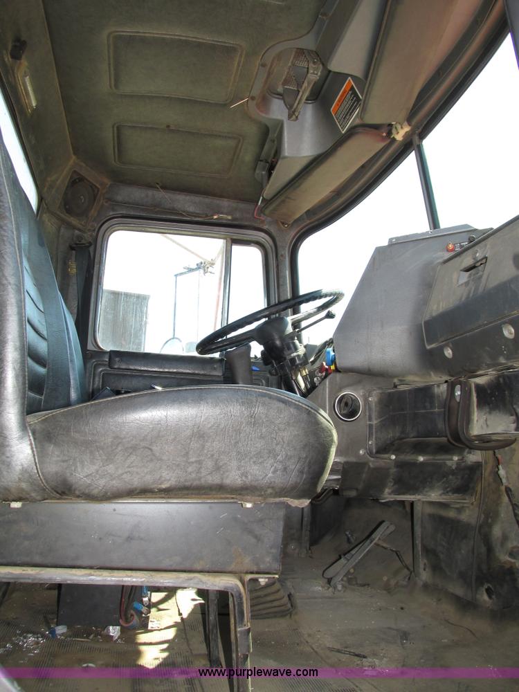 image for item H4627 1993 Mack RD690S semi truck