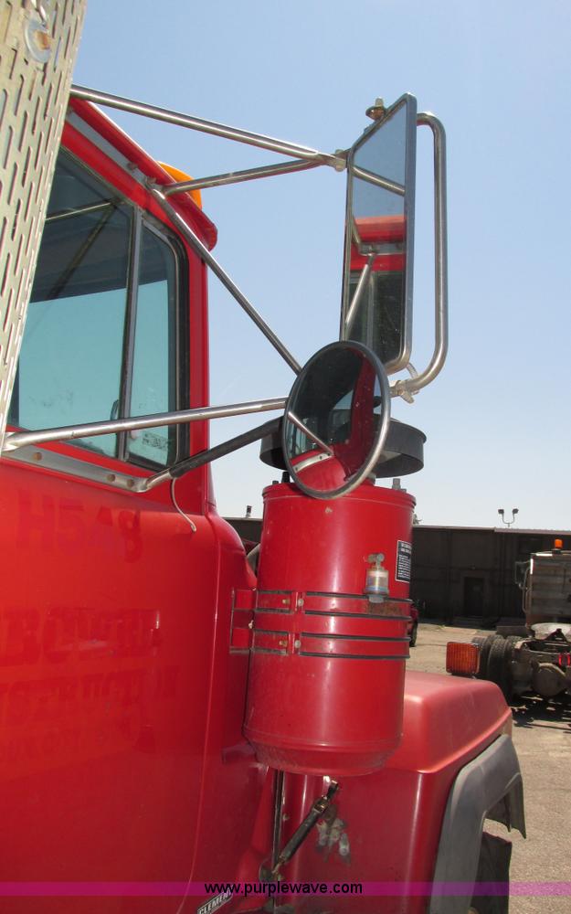 image for item H4627 1993 Mack RD690S semi truck