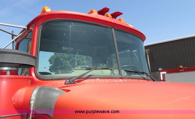 image for item H4627 1993 Mack RD690S semi truck