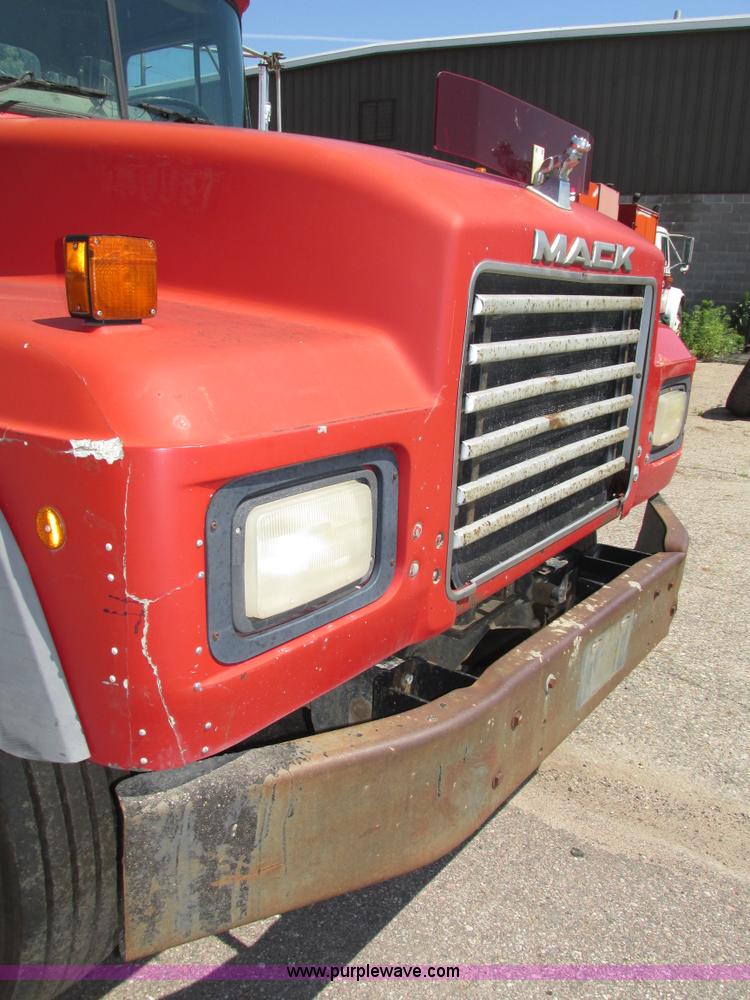 image for item H4627 1993 Mack RD690S semi truck