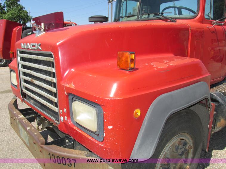 image for item H4627 1993 Mack RD690S semi truck