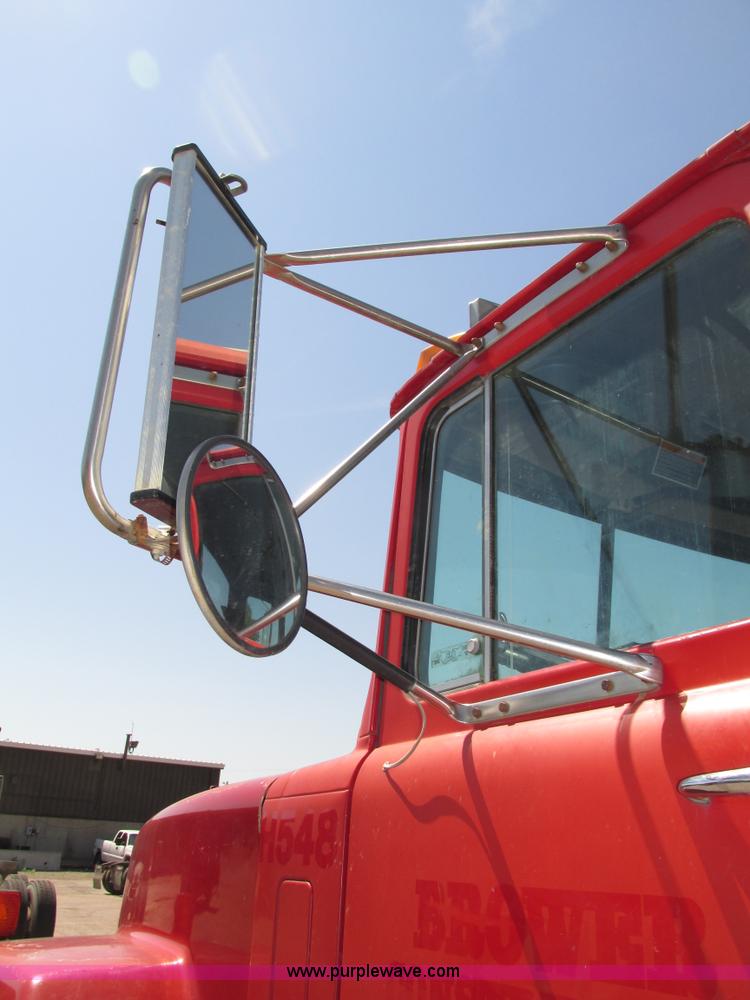 image for item H4627 1993 Mack RD690S semi truck