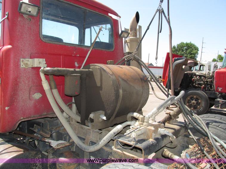 image for item H4627 1993 Mack RD690S semi truck