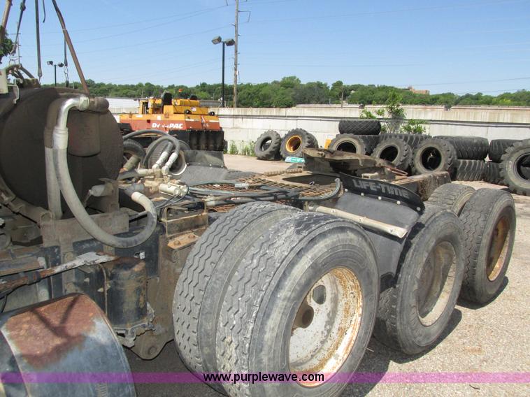 image for item H4627 1993 Mack RD690S semi truck