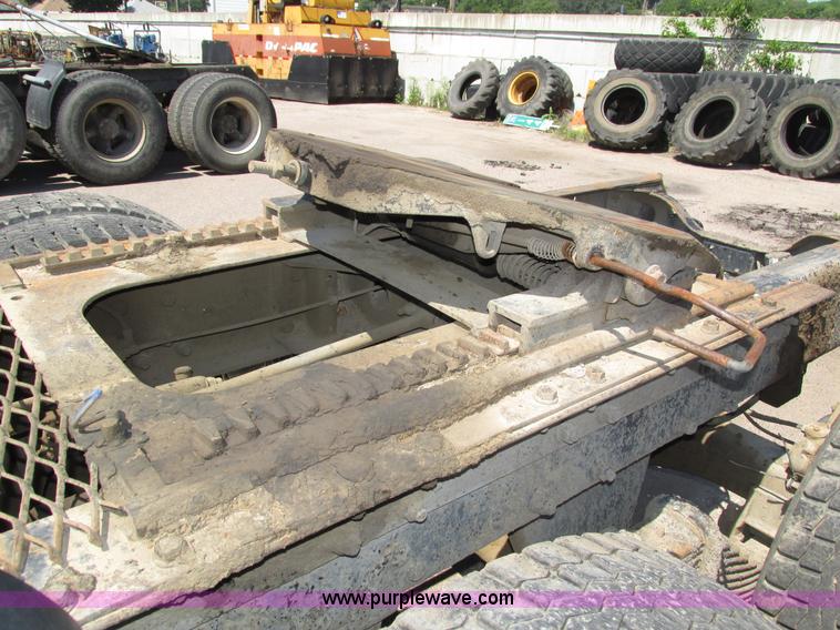 image for item H4627 1993 Mack RD690S semi truck