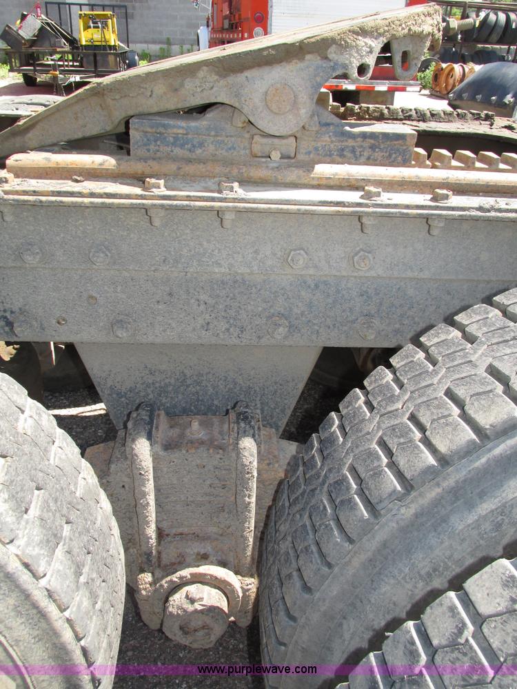 image for item H4627 1993 Mack RD690S semi truck