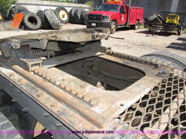 image for item H4627 1993 Mack RD690S semi truck