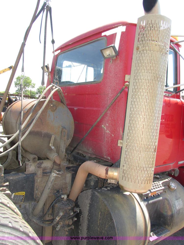 image for item H4627 1993 Mack RD690S semi truck