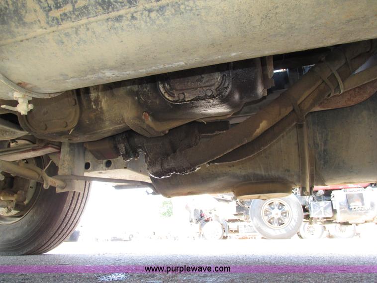 image for item H4627 1993 Mack RD690S semi truck