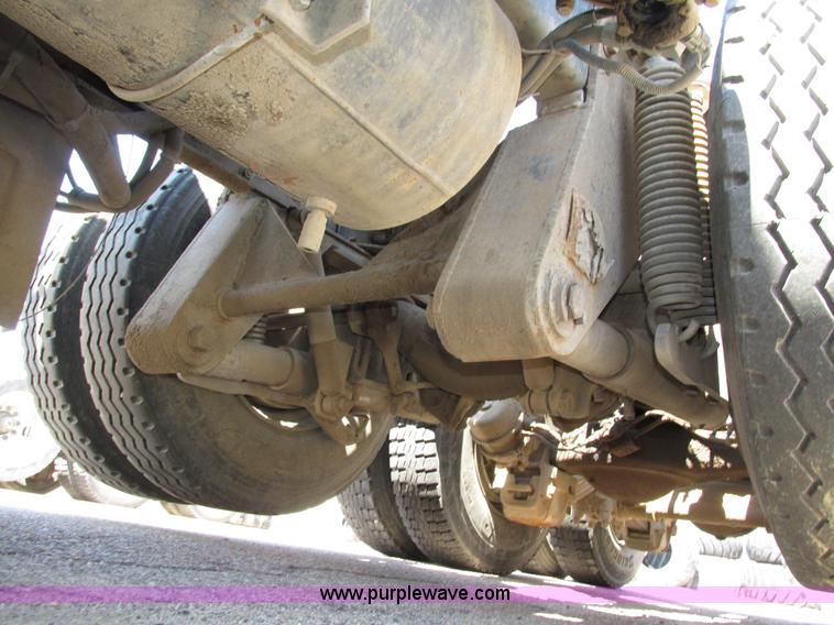 image for item H4627 1993 Mack RD690S semi truck