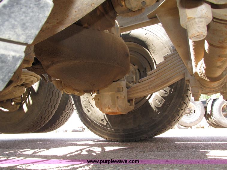 image for item H4627 1993 Mack RD690S semi truck