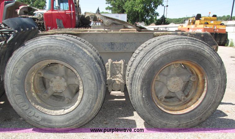 image for item H4627 1993 Mack RD690S semi truck