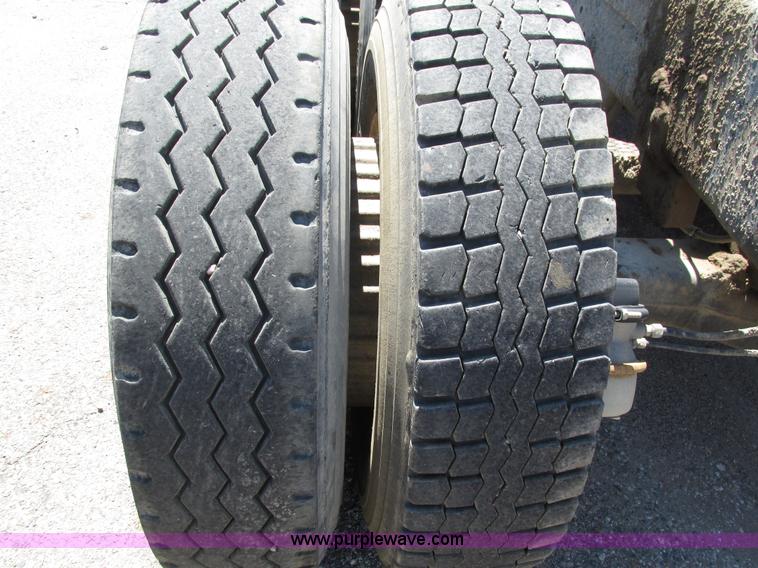 image for item H4627 1993 Mack RD690S semi truck