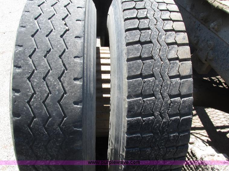 image for item H4627 1993 Mack RD690S semi truck