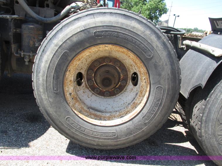 image for item H4627 1993 Mack RD690S semi truck