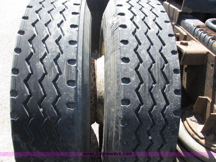 image for item H4627 1993 Mack RD690S semi truck