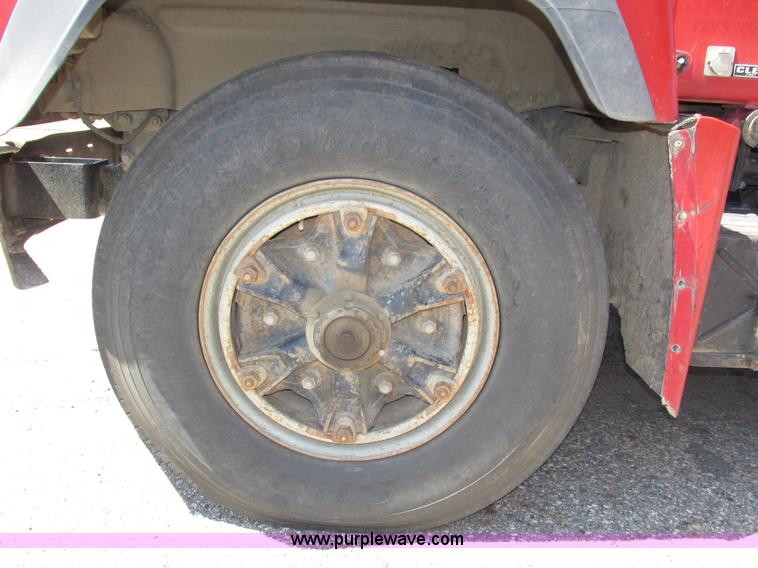 image for item H4627 1993 Mack RD690S semi truck