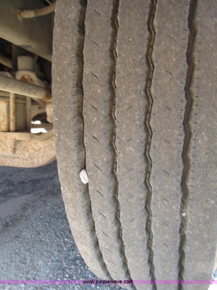 image for item H4627 1993 Mack RD690S semi truck