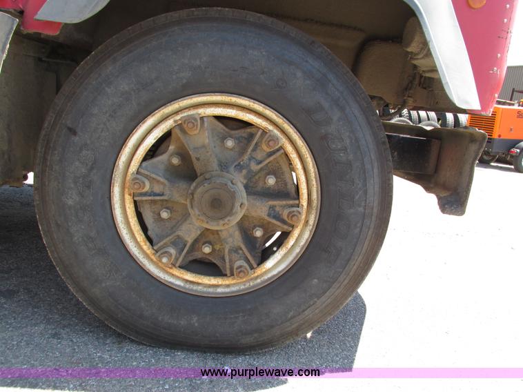 image for item H4627 1993 Mack RD690S semi truck