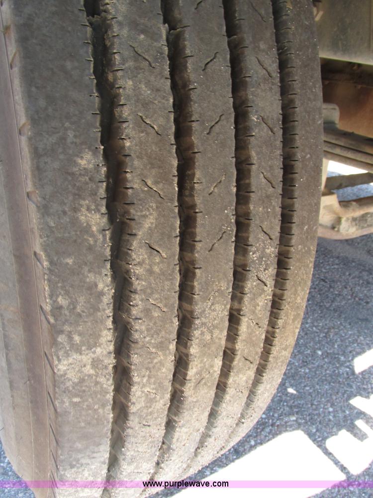 image for item H4627 1993 Mack RD690S semi truck