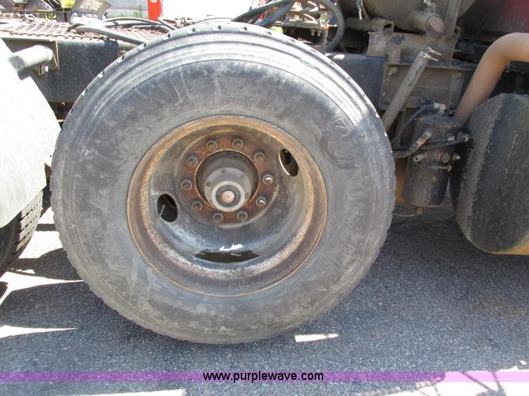 image for item H4627 1993 Mack RD690S semi truck