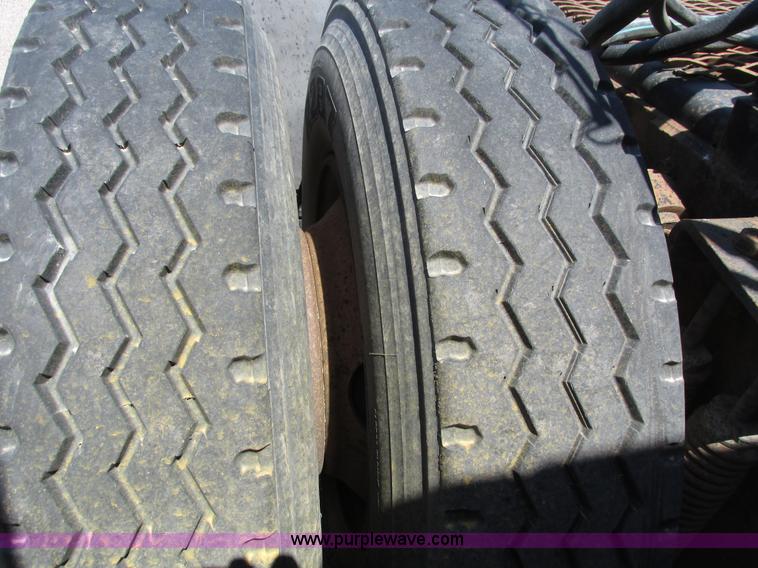 image for item H4627 1993 Mack RD690S semi truck