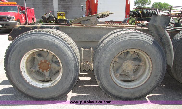 image for item H4627 1993 Mack RD690S semi truck