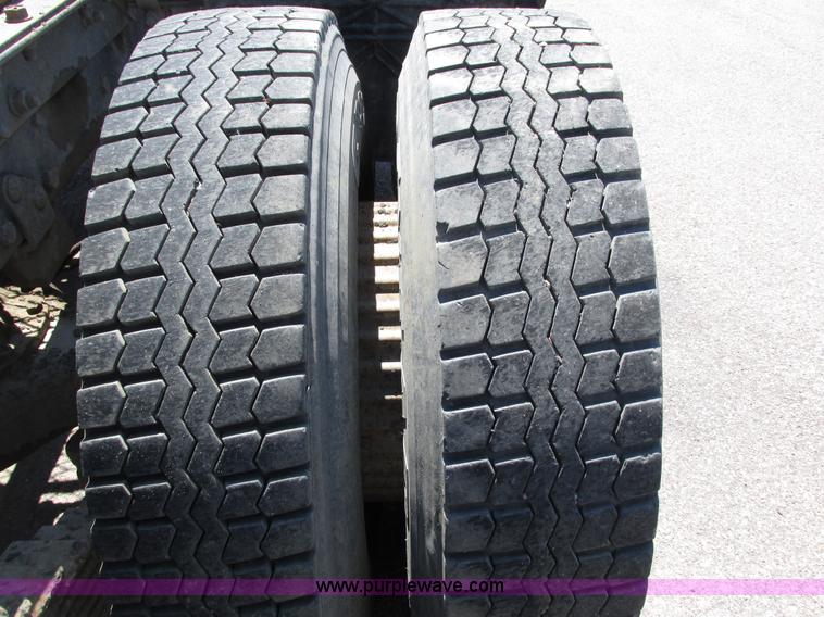 image for item H4627 1993 Mack RD690S semi truck