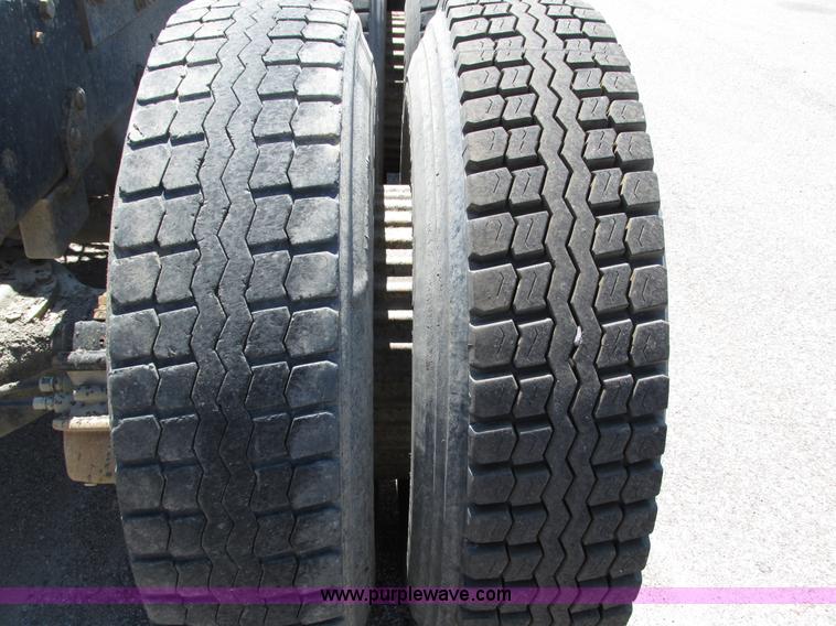 image for item H4627 1993 Mack RD690S semi truck