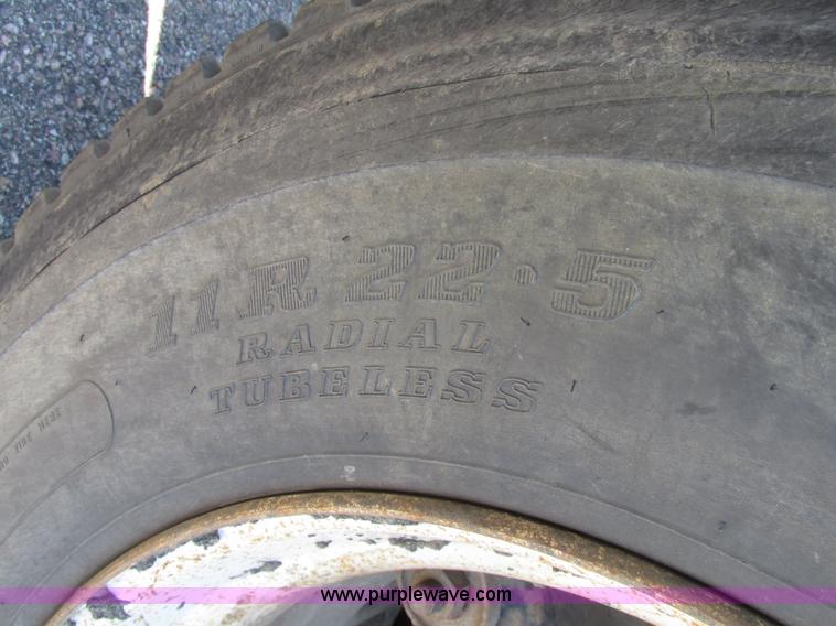 image for item H4627 1993 Mack RD690S semi truck