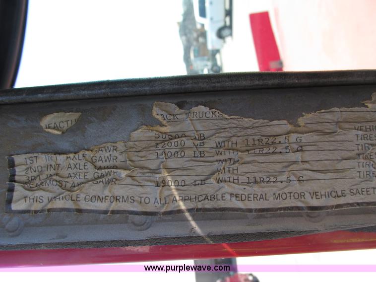 image for item H4627 1993 Mack RD690S semi truck