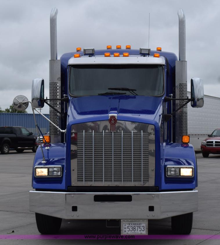 image for item H5075 2011 Kenworth T800 semi truck