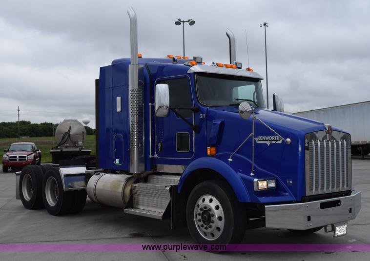 image for item H5075 2011 Kenworth T800 semi truck