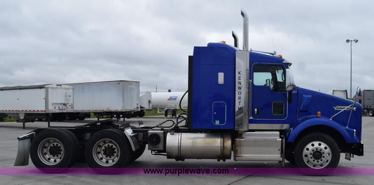 image for item H5075 2011 Kenworth T800 semi truck