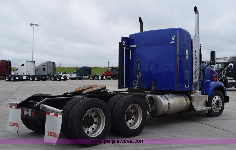 image for item H5075 2011 Kenworth T800 semi truck