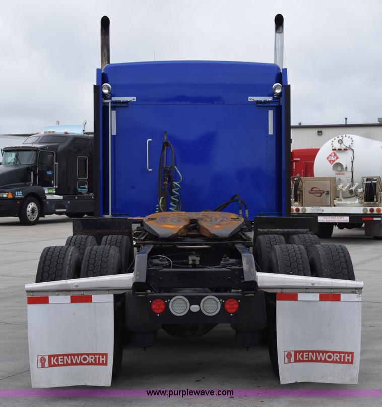 image for item H5075 2011 Kenworth T800 semi truck