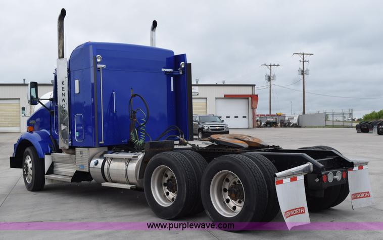 image for item H5075 2011 Kenworth T800 semi truck