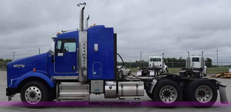 image for item H5075 2011 Kenworth T800 semi truck