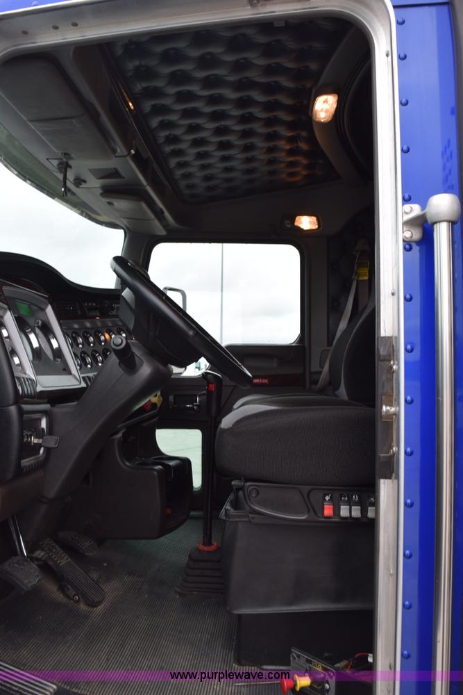 image for item H5075 2011 Kenworth T800 semi truck