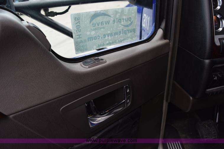 image for item H5075 2011 Kenworth T800 semi truck