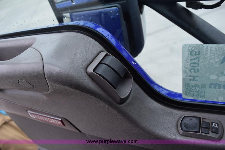 image for item H5075 2011 Kenworth T800 semi truck